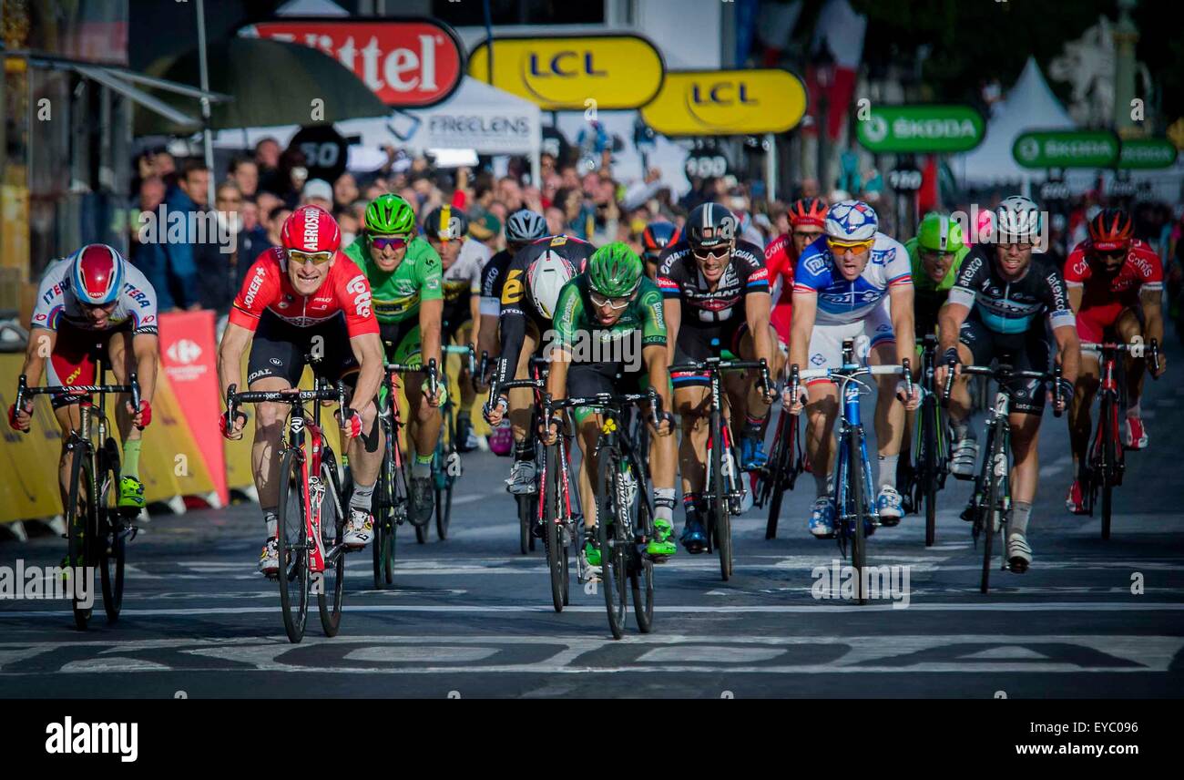 Parigi, Francia. 26 Luglio, 2015. Lotto-Soudal rider Andre Greipel (anteriore) della Repubblica federale di Germania sprint verso la linea di finitura durante il XXI tappa del Tour de France corsa di ciclismo 2015 a Parigi, Francia, 26 luglio 2015. Andre Greipel della Germania ha sostenuto il titolo del xxi tappa con un tempo di 2 ore, 46 minuti e 16 secondi. Credito: Chen Xiaowei/Xinhua/Alamy Live News Foto Stock