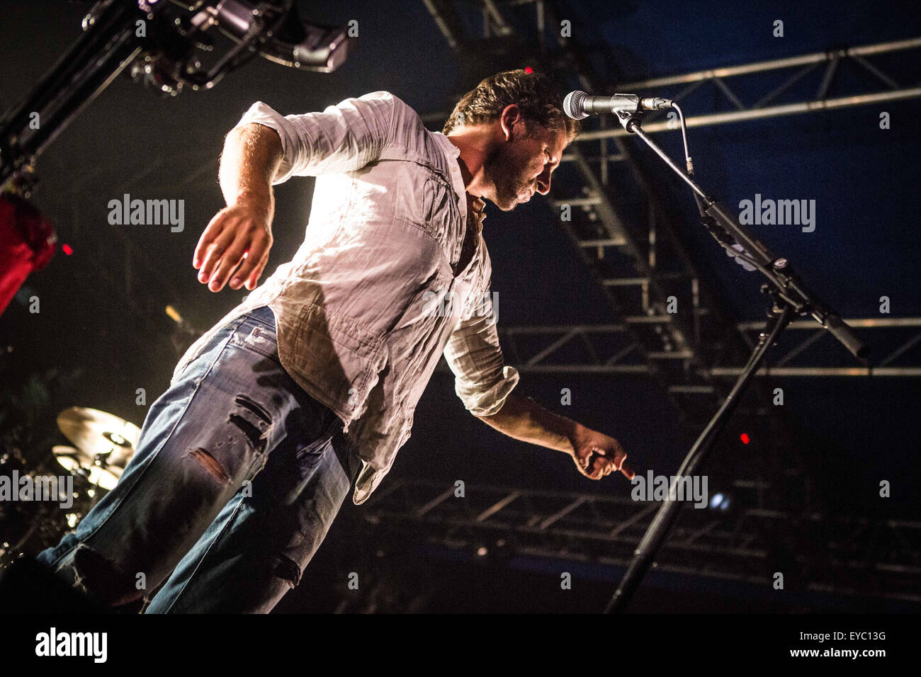 Milano, Italia. 26 Luglio, 2015. Tom barman dell'Belgian-Indie rock band dEUS raffigurata sul palco come si esibiranno live al carroponte di Sesto San Giovanni. © Roberto Finizio/Pacific Press/Alamy Live News Foto Stock