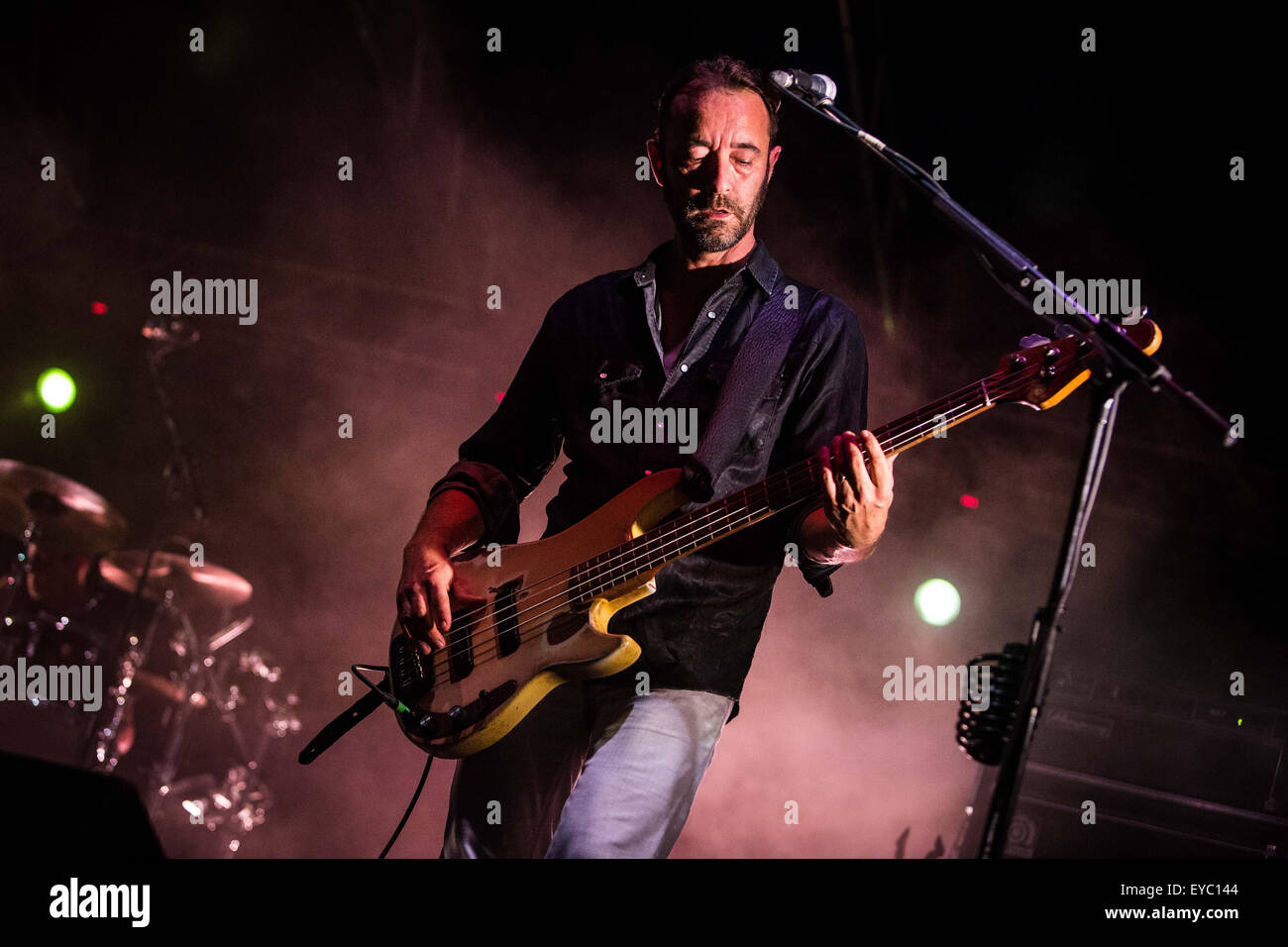 Milano, Italia. 26 Luglio, 2015. Alan Gevaert del Belgian-Indie rock band dEUS raffigurata sul palco come si esibiranno live al carroponte di Sesto San Giovanni. © Roberto Finizio/Pacific Press/Alamy Live News Foto Stock