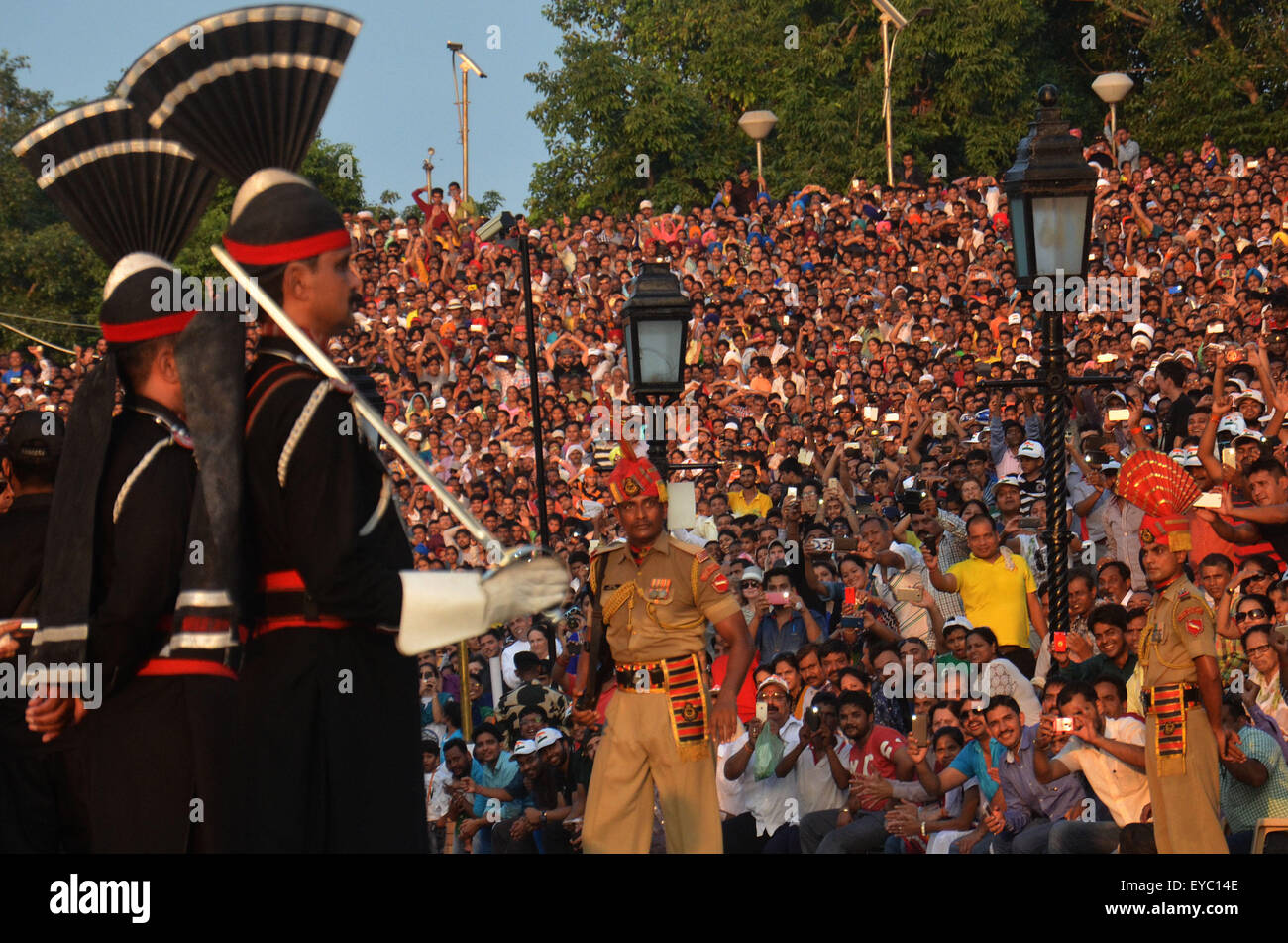 Lahore, Pakistan. 26 Luglio, 2015. Ranger pakistane durante una parata giornaliera al giunto Pakistan-India check-post a Wagah border. India e Pakistan solennemente abbassato le loro bandiere nazionali a un tramonto cerimonia militare sulla loro terra principale di attraversamento di confine. La bandiera di cerimonia di abbassamento è estremamente popolare su entrambi i lati, con folle ogni giorno fuori di imballaggio bleachers impostato su entrambi i lati delle gate ornato da grandi rivolta verso i ritratti dei loro padri fondatori, il Mahatma Gandhi sul lato indiano e Mohammed Ali Jinnah sul lato pakistano. © Rana Sajid Hussain/Pacific Press/Alamy Live News Foto Stock