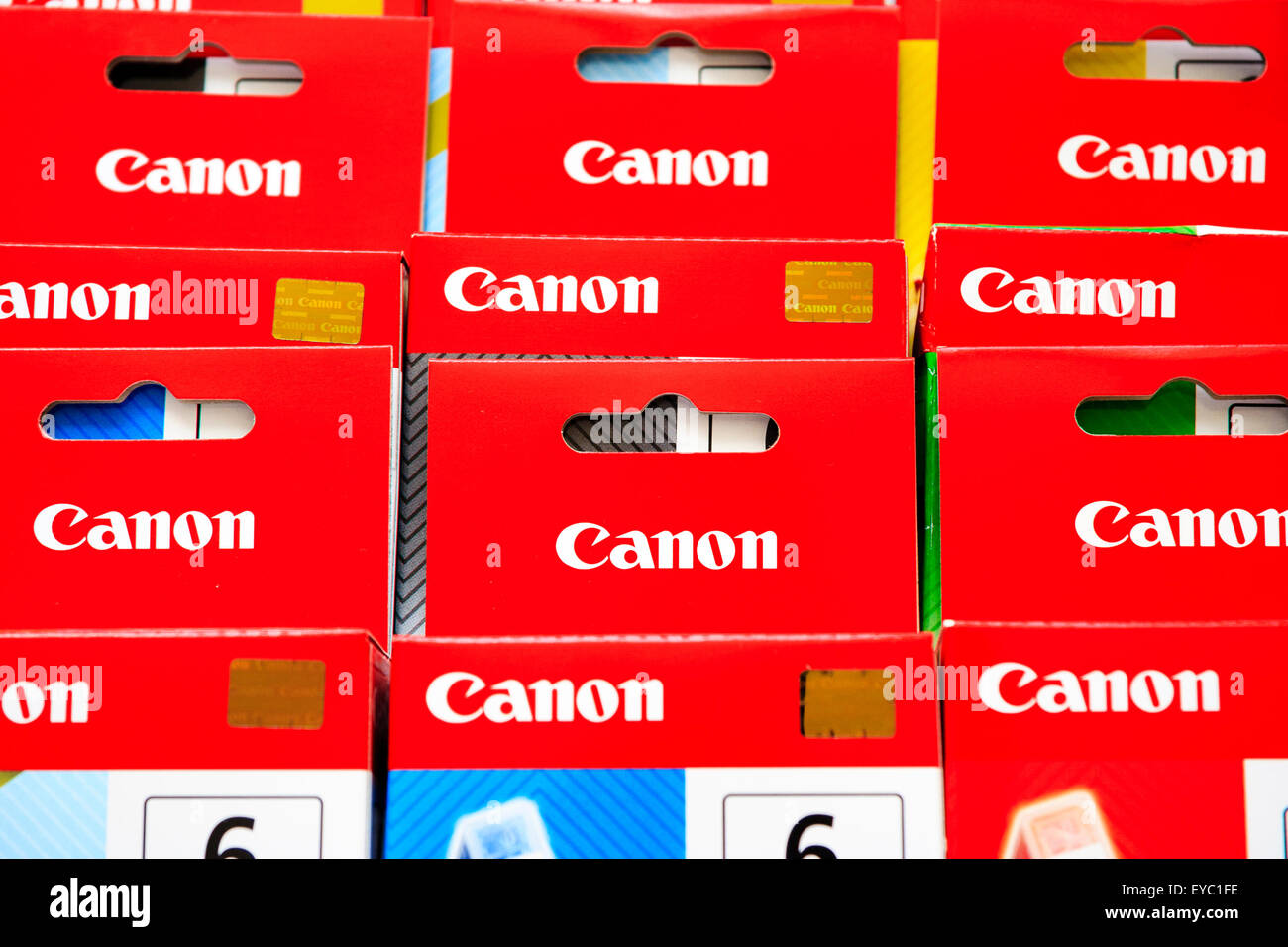 Stampante Canon scatole di inchiostro ciascuna di alloggiamento di una  cartuccia di inchiostro a colori. Più righe di rosso e rabboccato pacchetti  con la Canon logo su ciascuna. Pattern Foto stock -