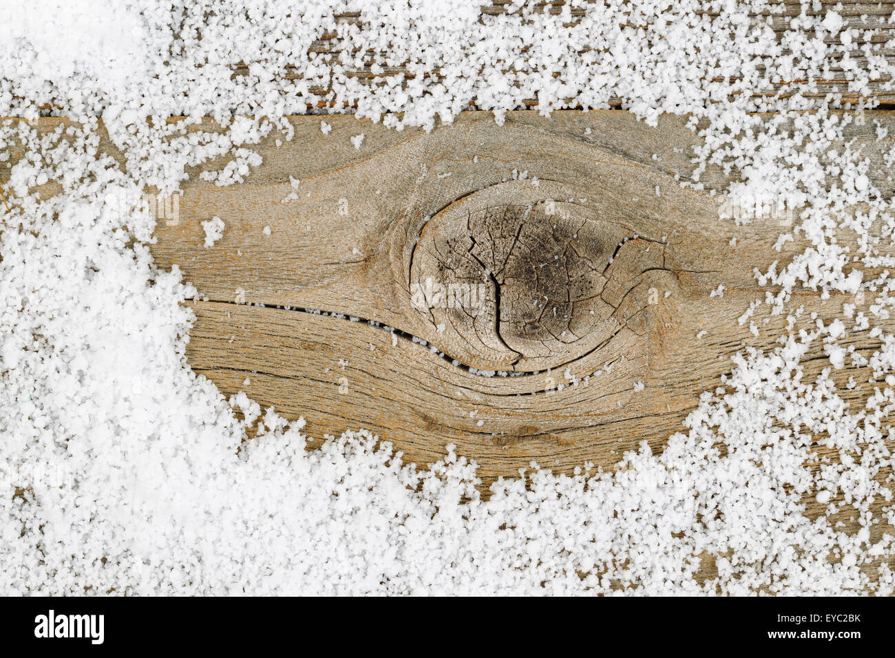 Close up di legno invecchiato con neve. Layout in formato orizzontale. Concetto di inverno per la stagione natalizia. Foto Stock