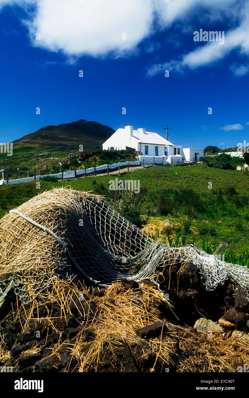 Vicino a Tully Cross, Co Galway, Irlanda; tradizionale cottage in distanza Foto Stock