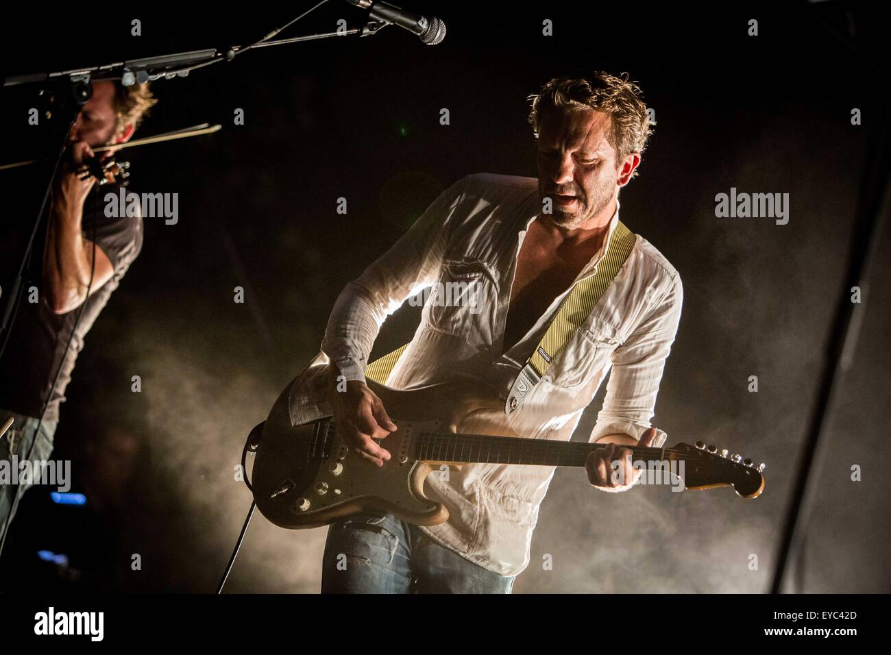 Milano, Italia. 26 Luglio, 2015. dEUS eseguire live al carroponte di Sesto San Giovanni Milano Italia Credito: Roberto Finizio/ Alamy Live News Foto Stock