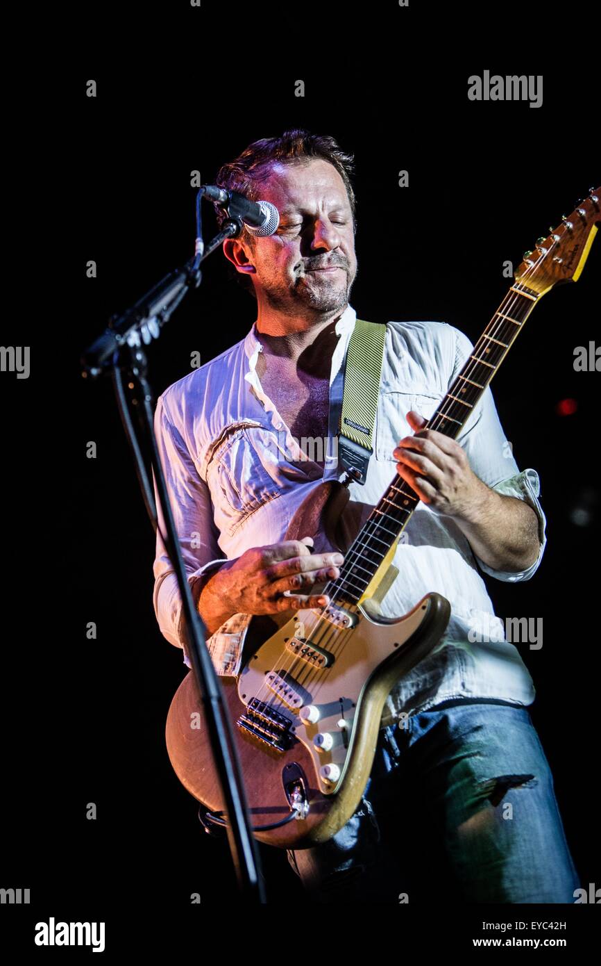 Milano, Italia. 26 Luglio, 2015. dEUS eseguire live al carroponte di Sesto San Giovanni Milano Italia Credito: Roberto Finizio/ Alamy Live News Foto Stock