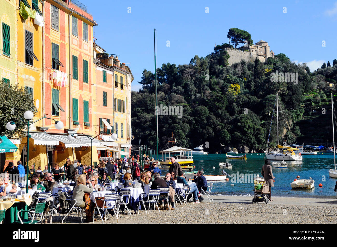 Harbourside cafe nel pittoresco villaggio di pescatori di Portofino sulla Riviera Italiana Foto Stock