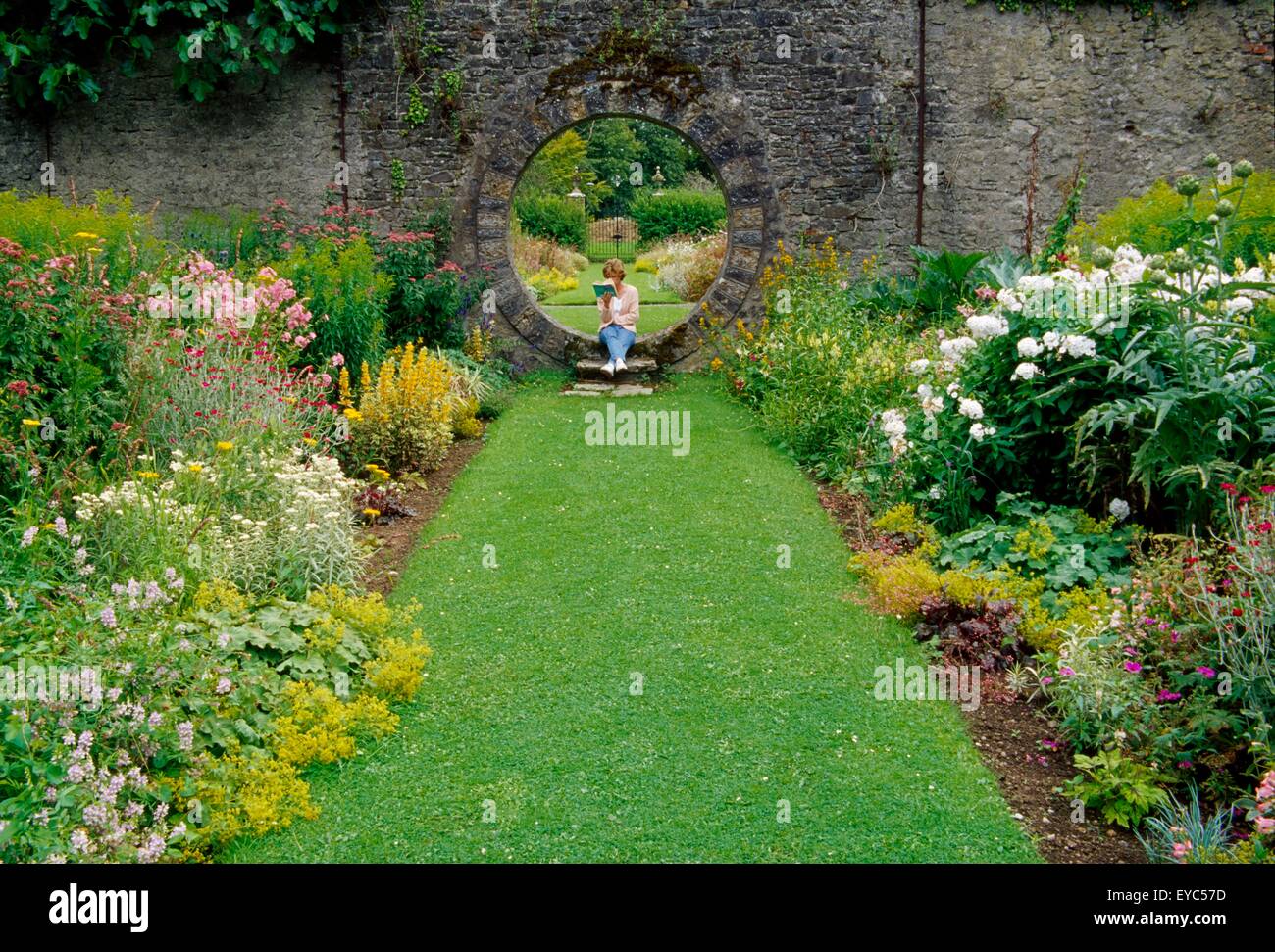 Mount Juliet Estate, Thomastown, nella Contea di Kilkenny, Irlanda; porta la luna nel giardino murato Foto Stock