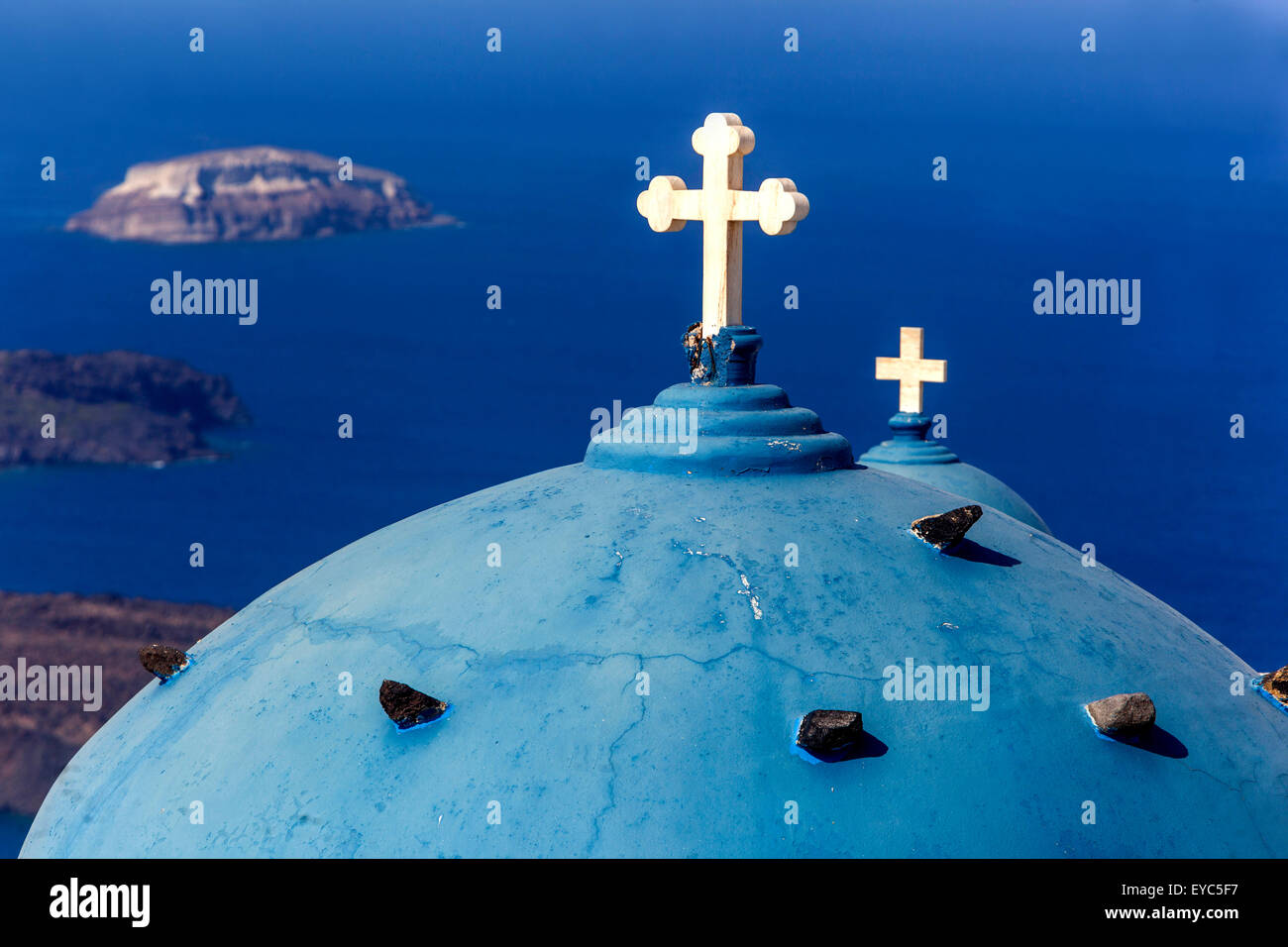 Anastasi Chiesa a Imerovigli, Santorini cupola blu chiesa con due croci Grecia dettaglio Isola greca Foto Stock