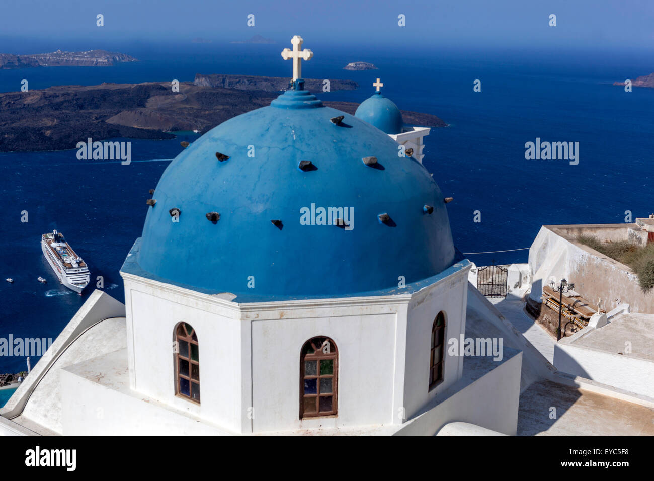 Anastasi Chiesa di Imerovigli, Santorini blu cupola isola greca, Grecia Isole Foto Stock