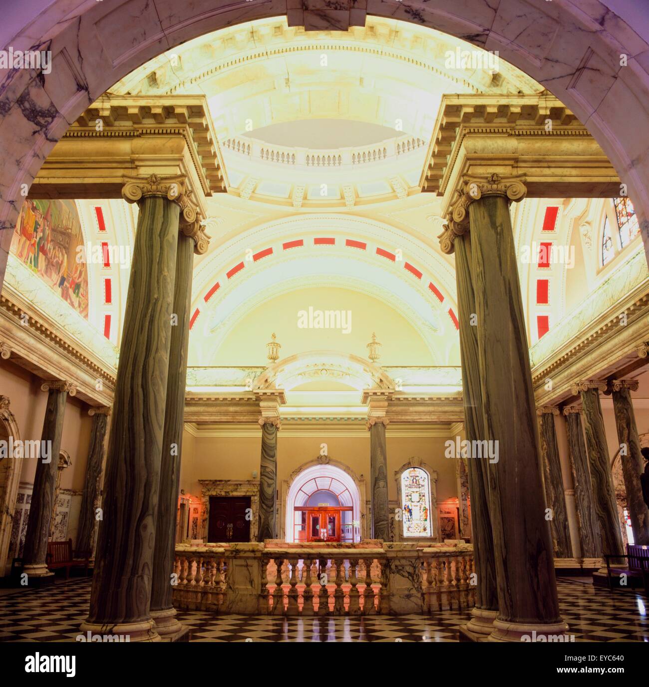 Municipio di Belfast, Belfast, County Antrim, Irlanda; Whispering Gallery e la cupola Foto Stock