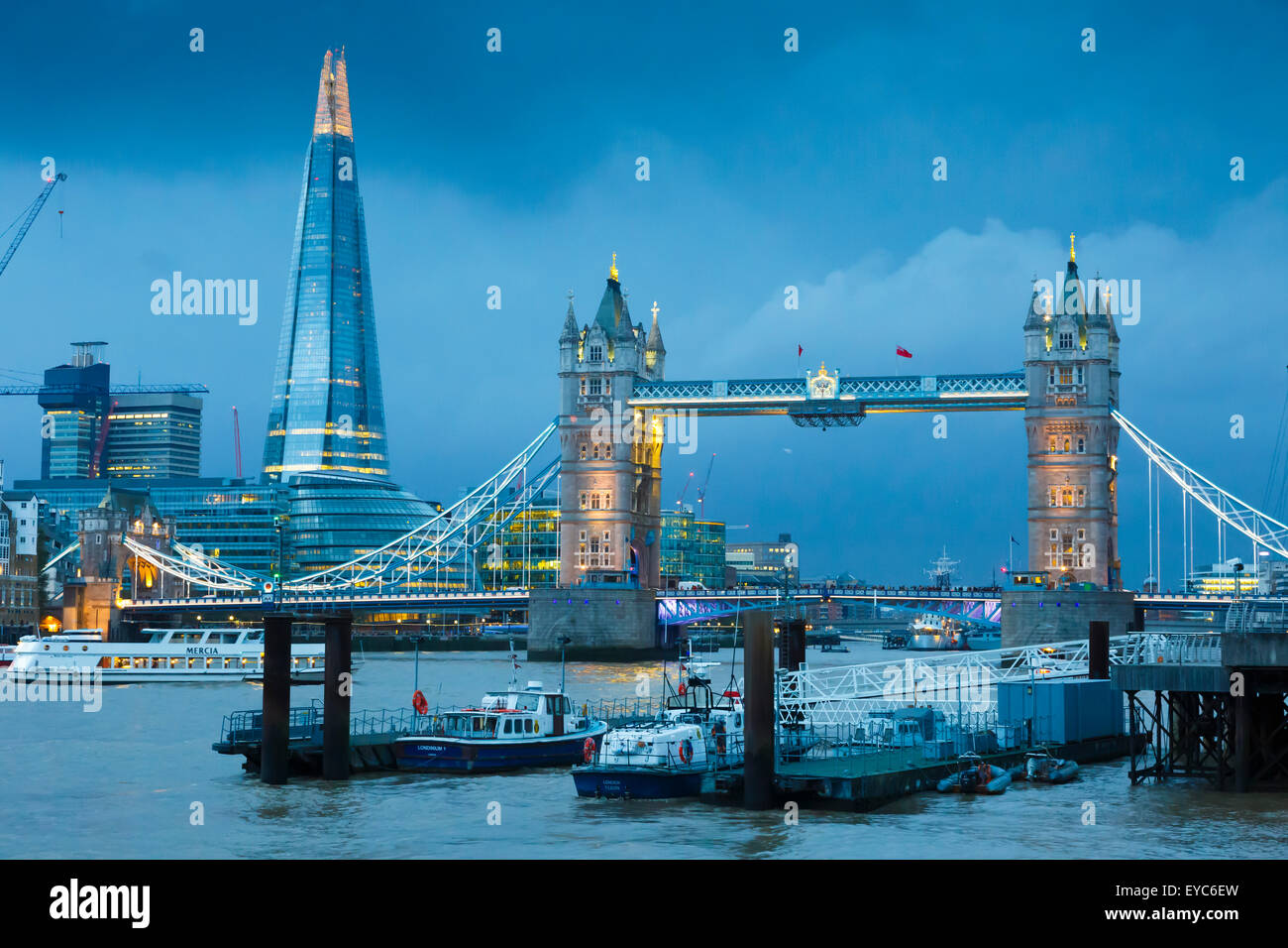 Il Tower Bridge, il fiume Tamigi e il Coccio grattacielo di notte. Londra, Regno Unito, Europa Foto Stock