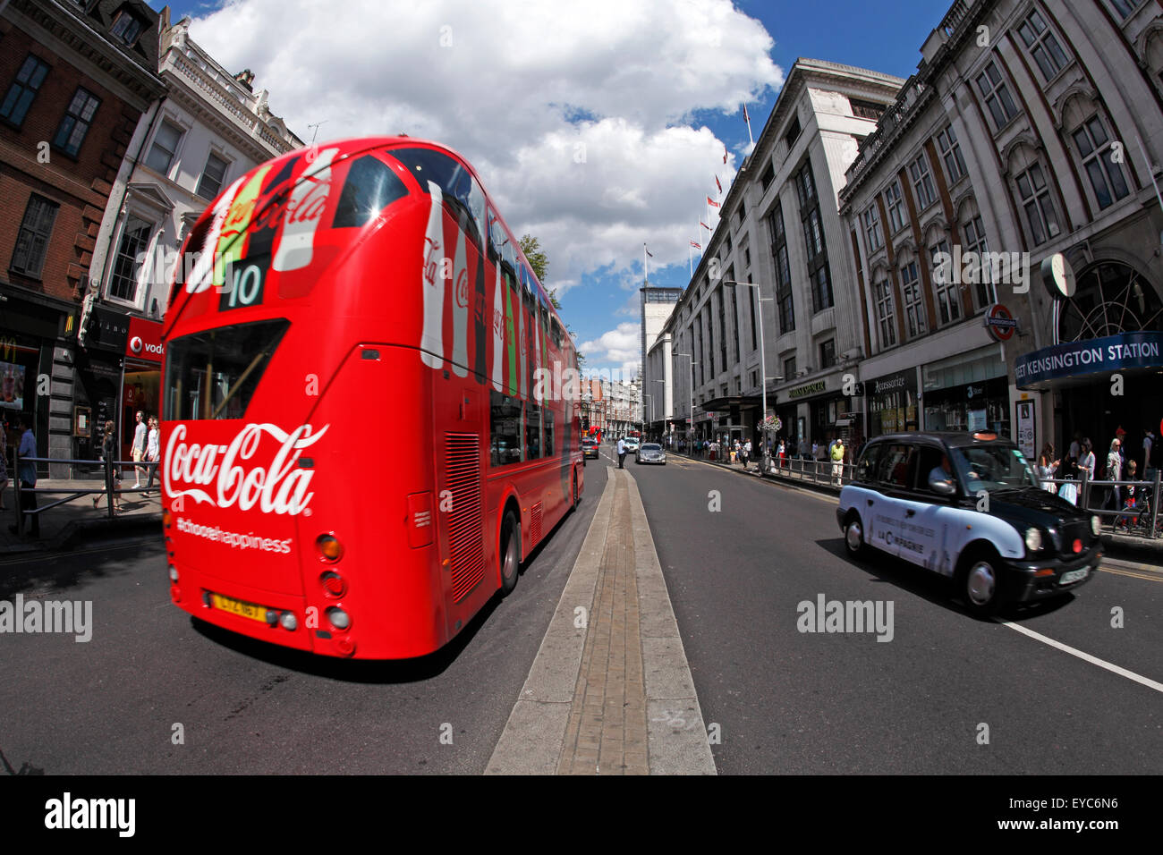 Stazione metropolitana di High Street Kensington con la strada in primo piano. Foto Stock