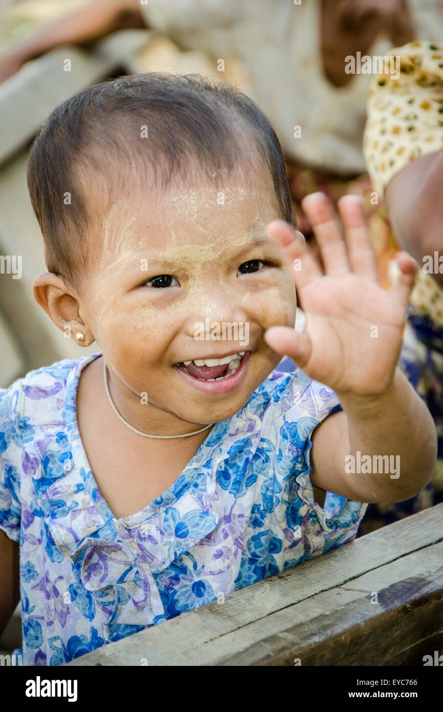 Giovane ragazza birmano sventolare, Yandabo Village, Myanmar Foto Stock
