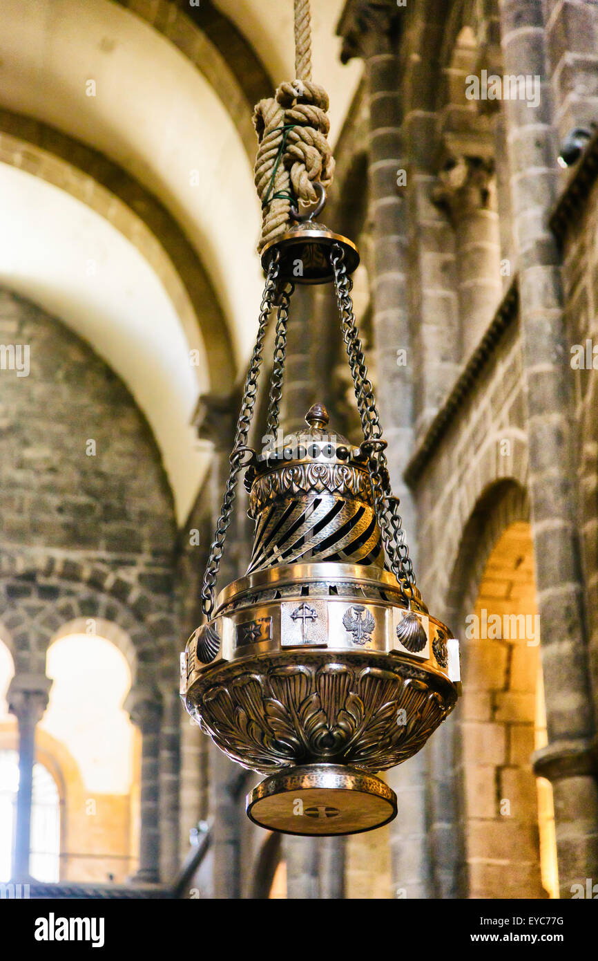 (Botafumeiro incensiere) nella cattedrale. Foto Stock