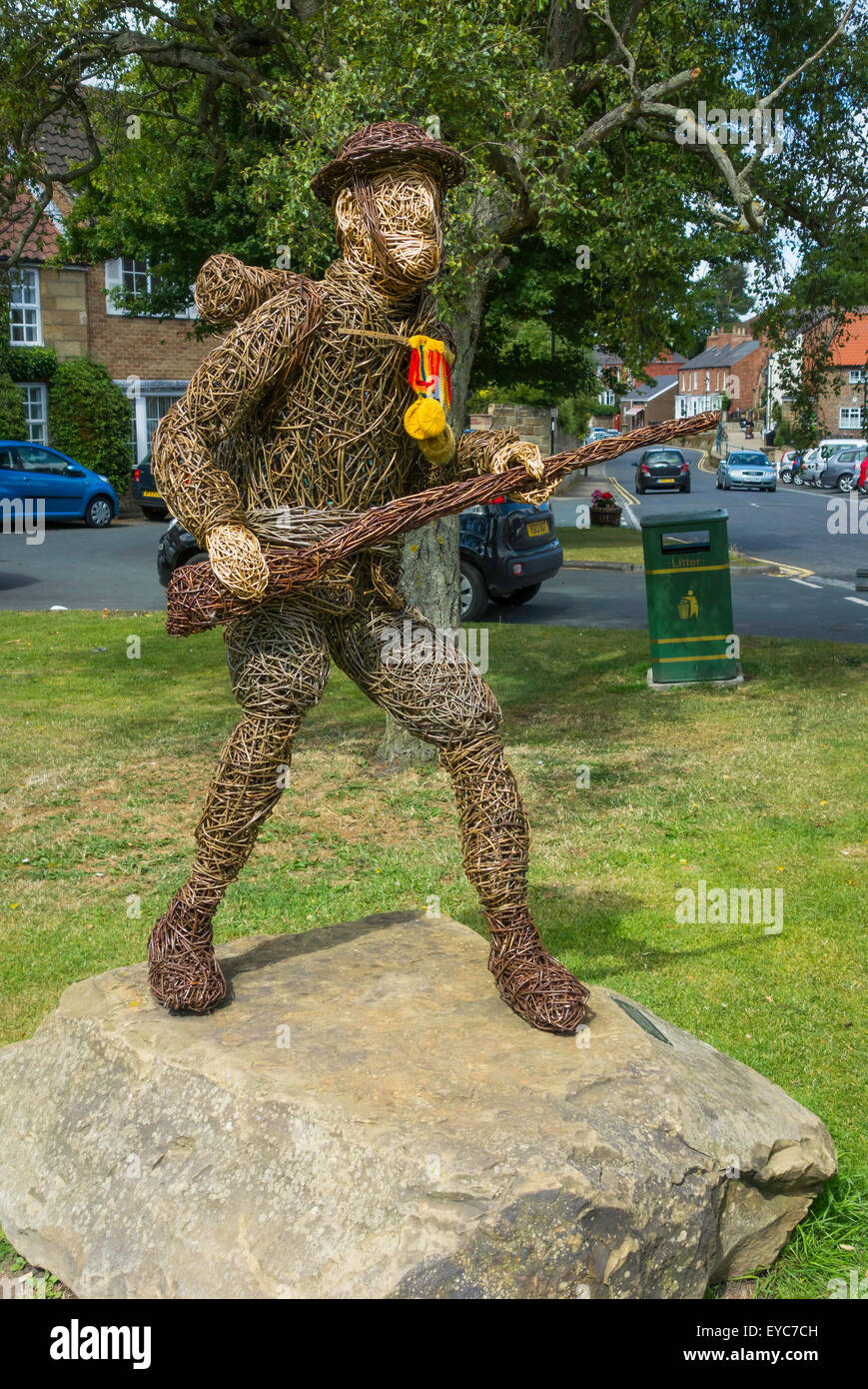 Vimini scultura di una prima Guerra Mondiale soldato in ricordo del popolo dal grande Ayton che sono morti in guerra con maglia medaglie Foto Stock