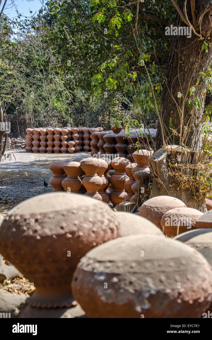 Pentole di creta a Yandabo Village, fiume Irrawaddy, Myanmar Foto Stock