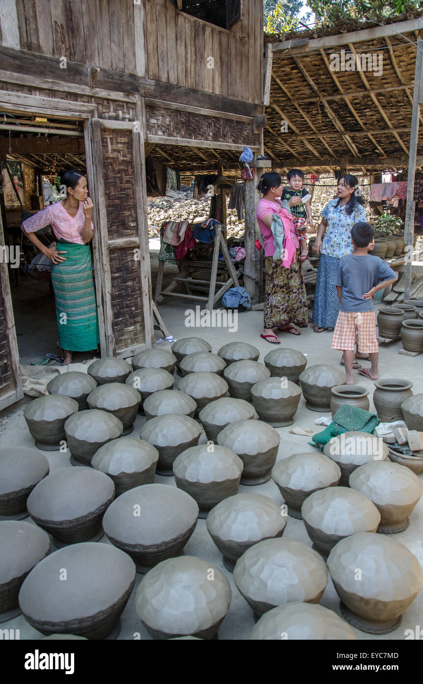 Pentole di creta a Yandabo Village, fiume Irrawaddy, Myanmar Foto Stock