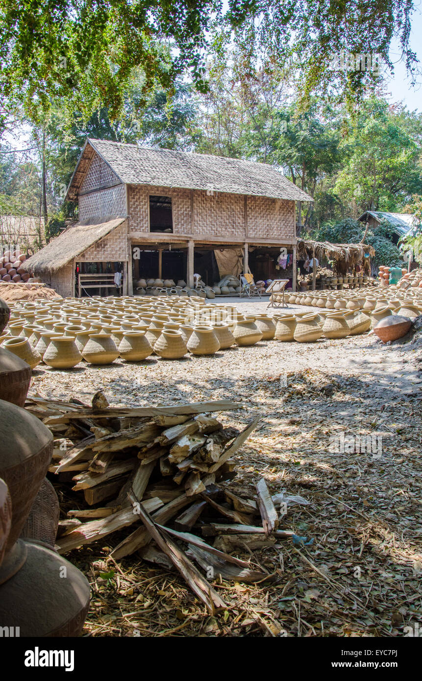 Pentole di creta a Yandabo Village, fiume Irrawaddy, Myanmar Foto Stock