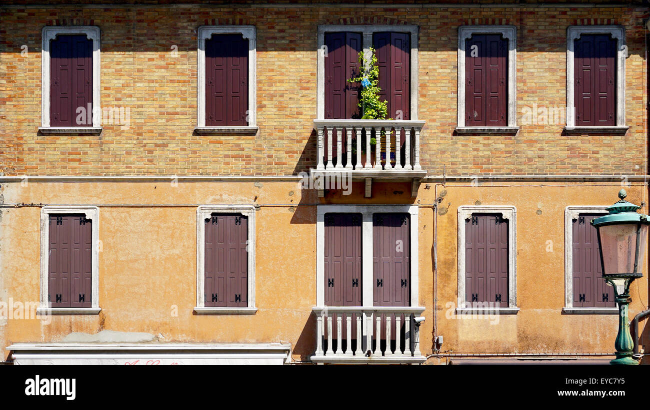 Finestre porte e terrazza di casa antica a Murano, Venezia, Italia Foto Stock