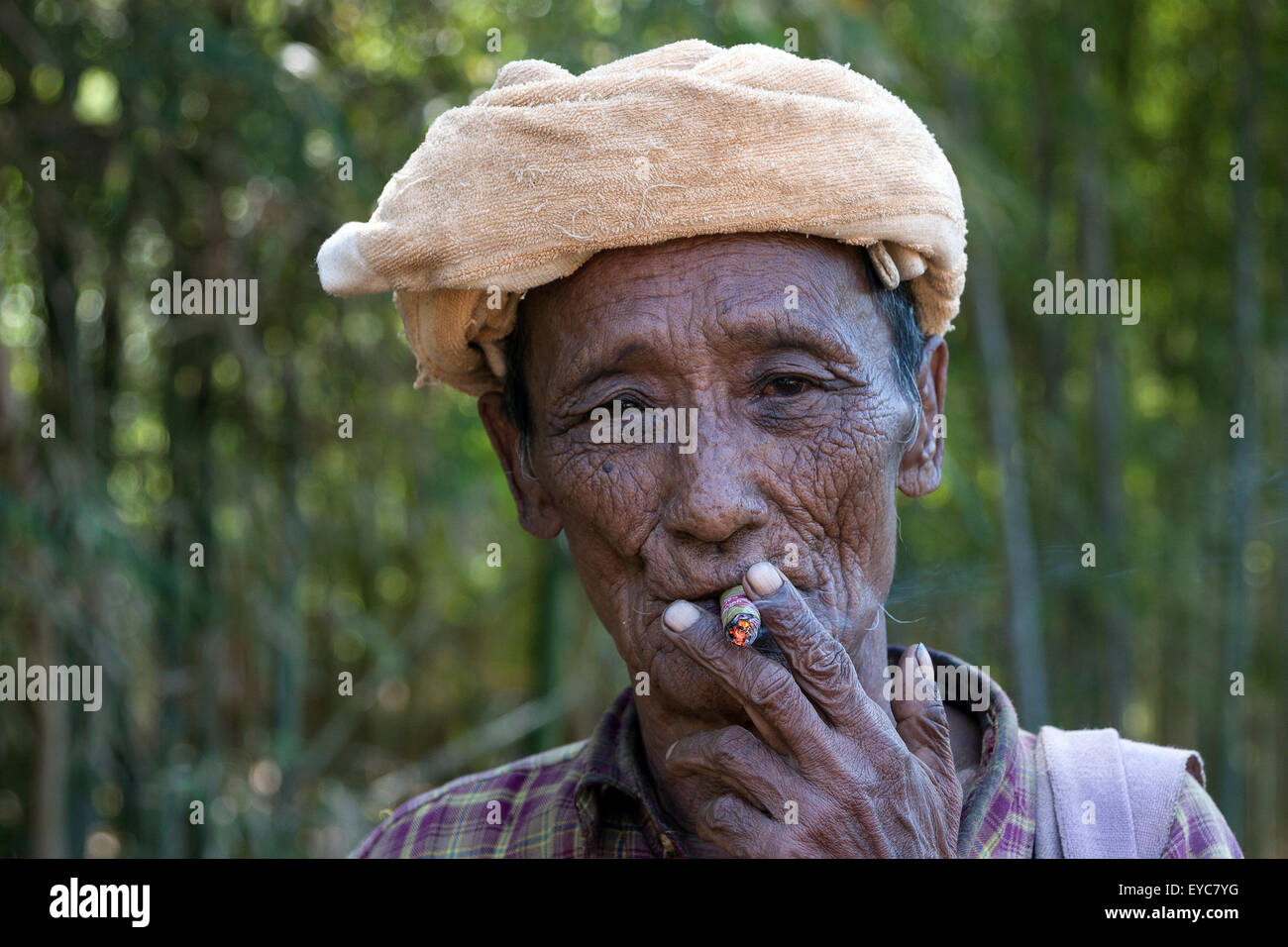 Il vecchio uomo locale con copricapo di fumare un sigaro, ritratto, Indein, Lago Inle, Stato Shan, Myanmar Foto Stock