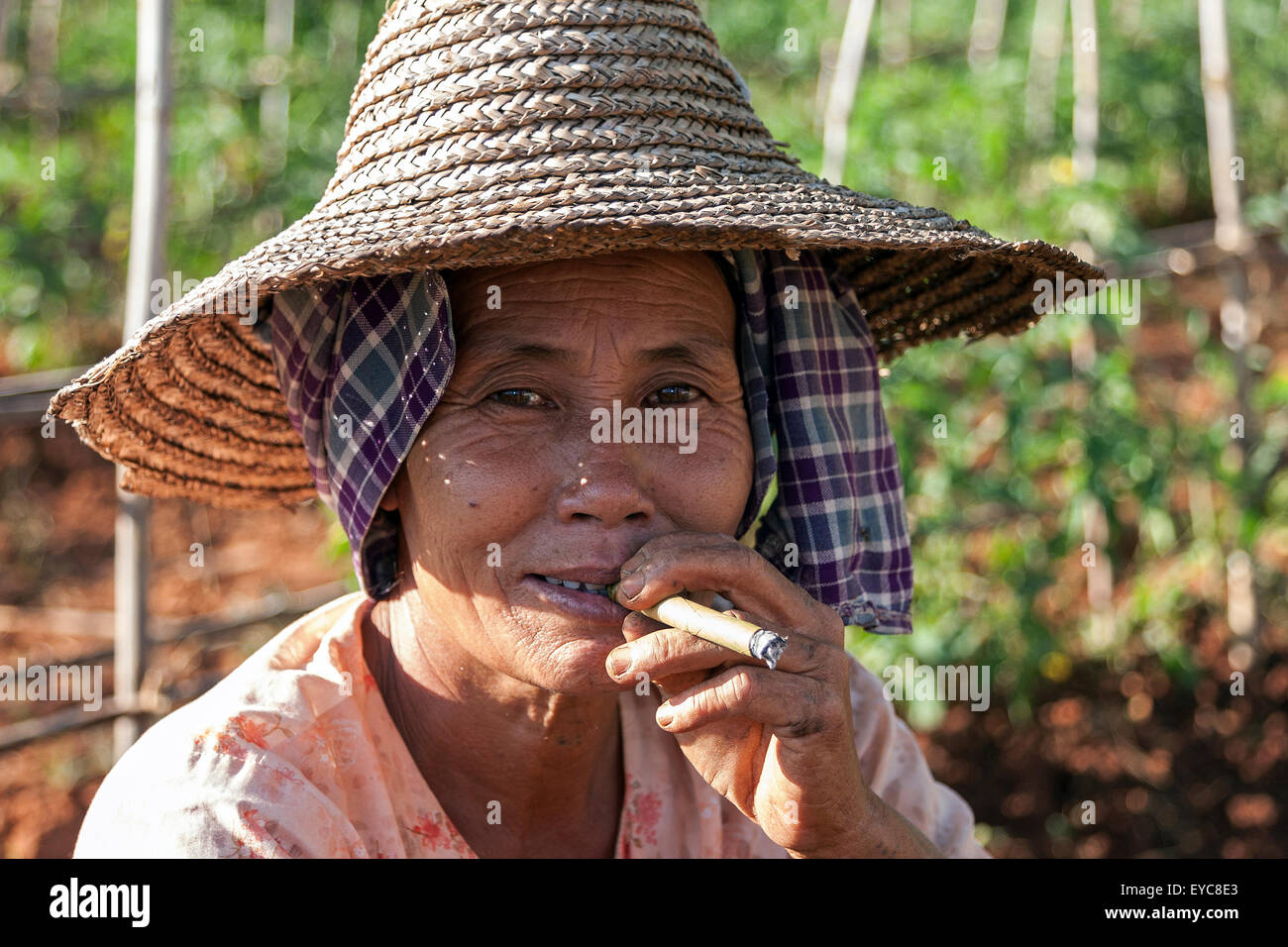 Nlocale donna con cappello tipico di fumare un sigaro, ritratto, Indein, Lago Inle, Stato Shan, Myanmar Foto Stock