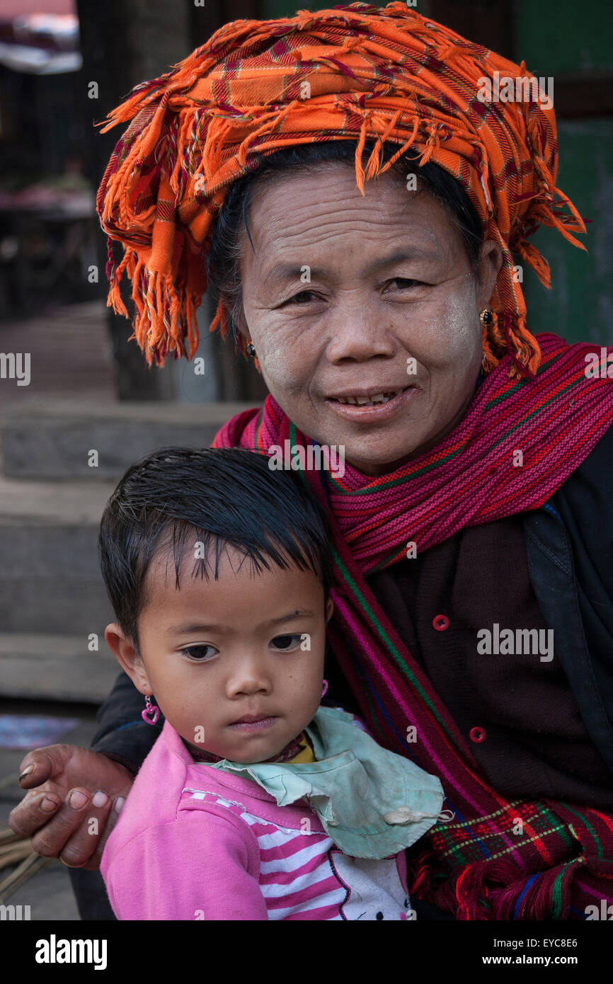 Donna locale dalla tribù dei Shan con bambino, ritratto, Nyaung Shwe, Stato Shan, Myanmar Foto Stock