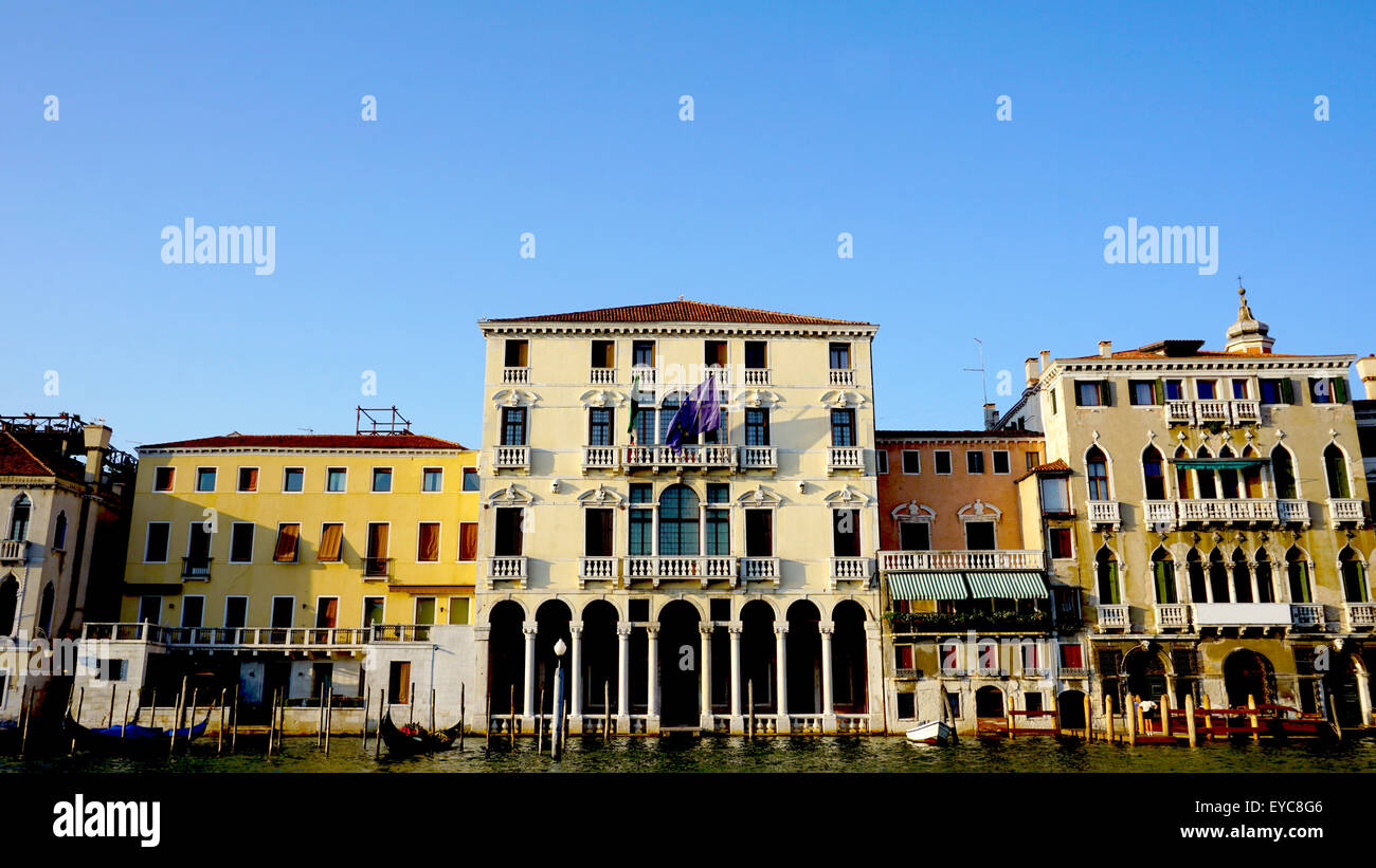 Gli antichi edifici di pontili e gondola a Venezia, Italia Foto Stock
