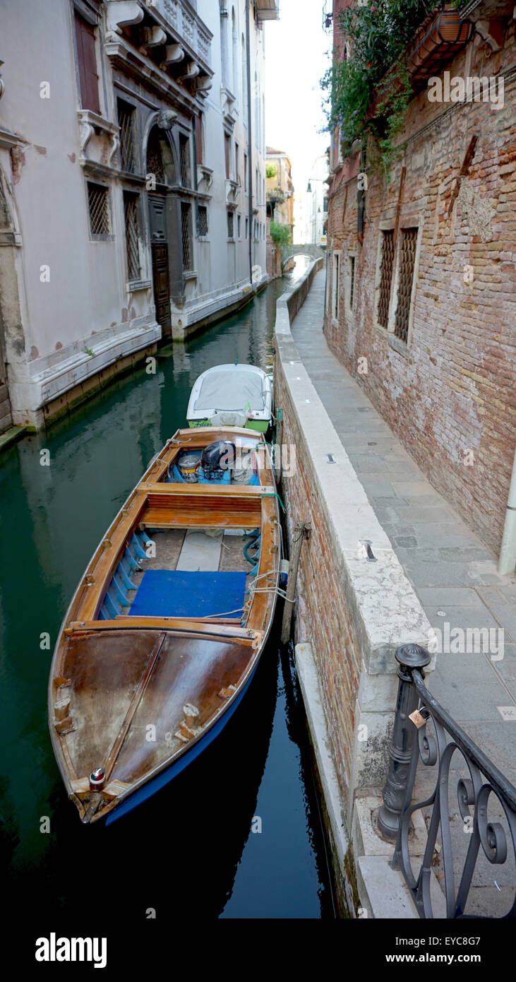 Barca e canal vicoletto a Venezia, Italia Foto Stock
