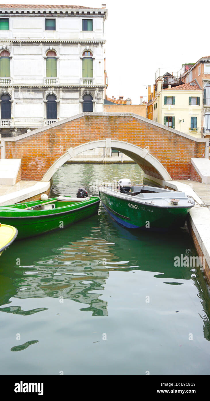 Ponte e barche in Canal Venezia, Italia Foto Stock