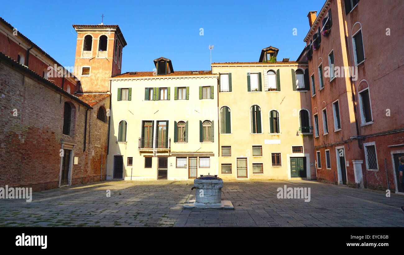 Corte con gli edifici antichi a Venezia, Italia Foto Stock