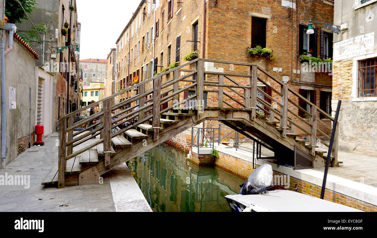 Ponte di legno e le barche in Canal Venezia, Italia Foto Stock