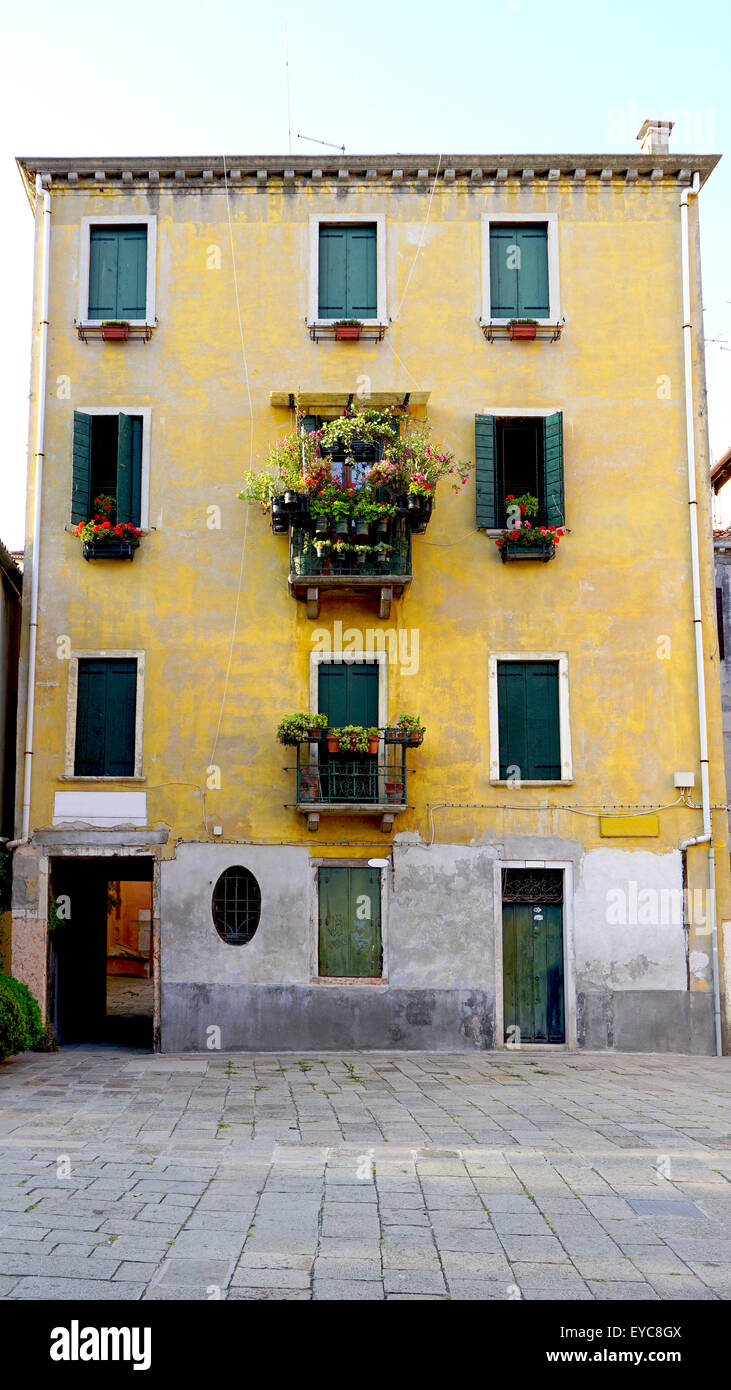 Il vecchio colore giallo edificio in elevazione frontale a Venezia, Italia Foto Stock