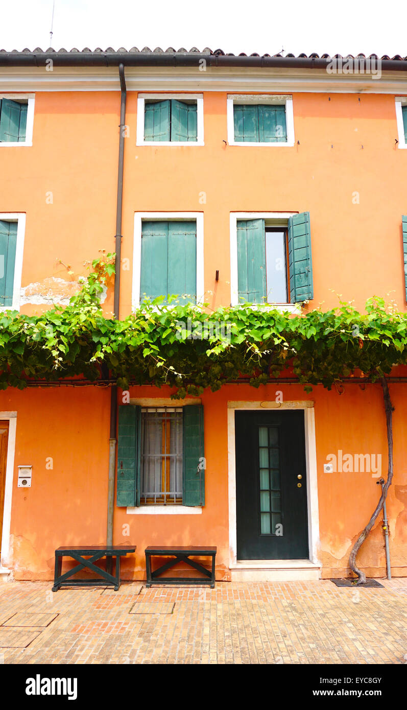 Colore arancio house building a venezia, Italia Foto Stock