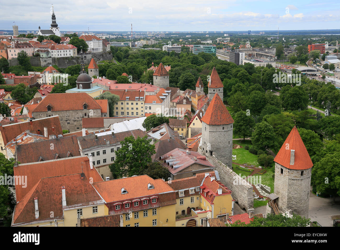 Inferiore della città con mura e la città alta con il duomo, vista dalla torre di San Olaf la chiesa di Oleviste Kirik, Tallinn Foto Stock Inferiore della città con mura e la città alta con il duomo, vista dalla torre di San Olaf la chiesa di Oleviste Kirik, Tallinn Foto Stock