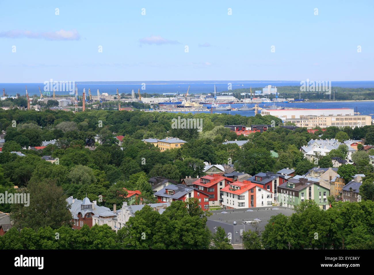 Mar Baltico costa con i porti occidentali di Tallinn, vista dalla torre di San Olaf la chiesa di Oleviste Kirik, Tallinn, Estonia Foto Stock