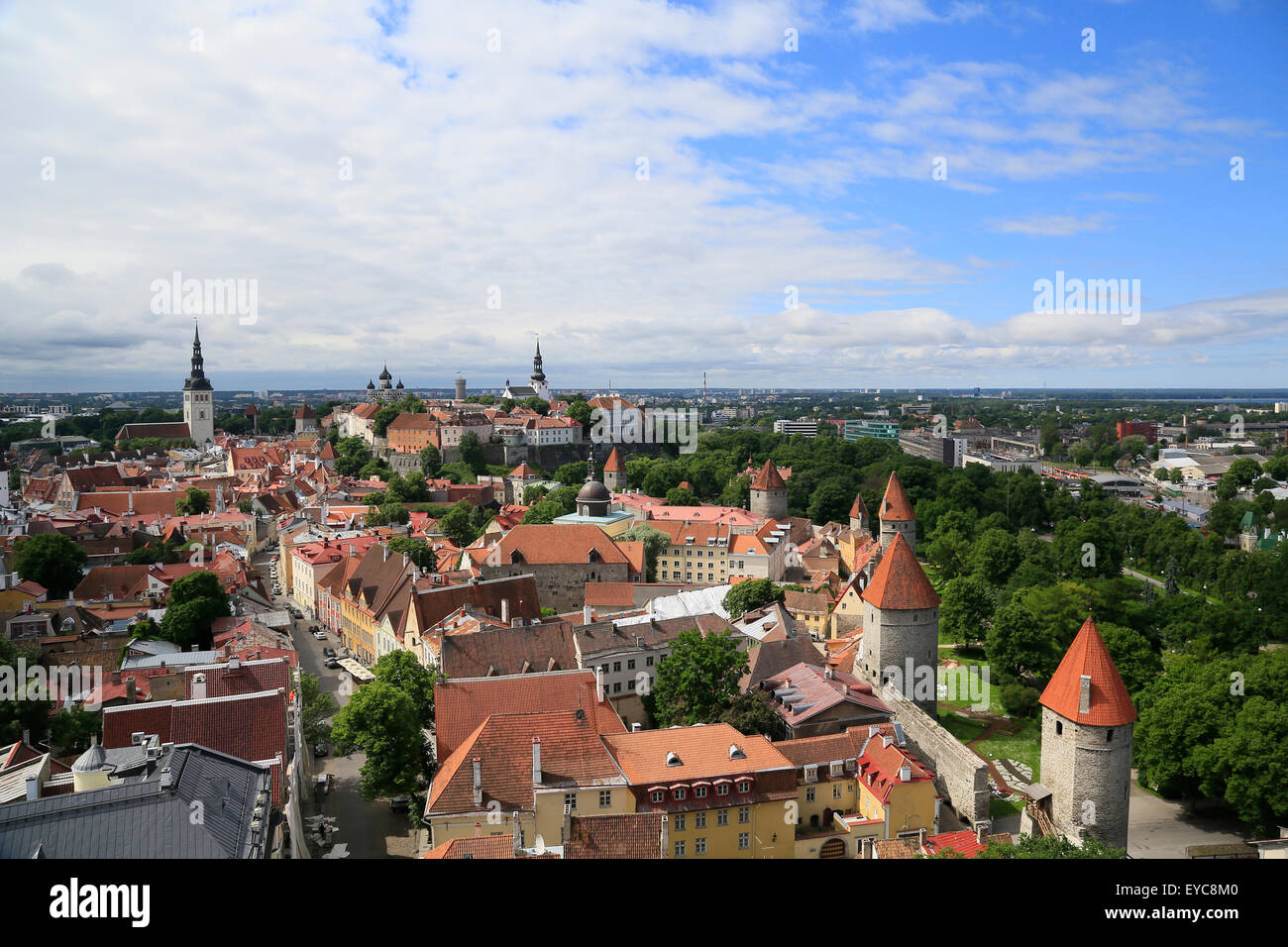 Città alta con la Cattedrale Alexander Nevsky o Aleksander Nevski Katedraal e cattedrale Toomkirik, inferiore della città con la Basilica di San Nicola Foto Stock