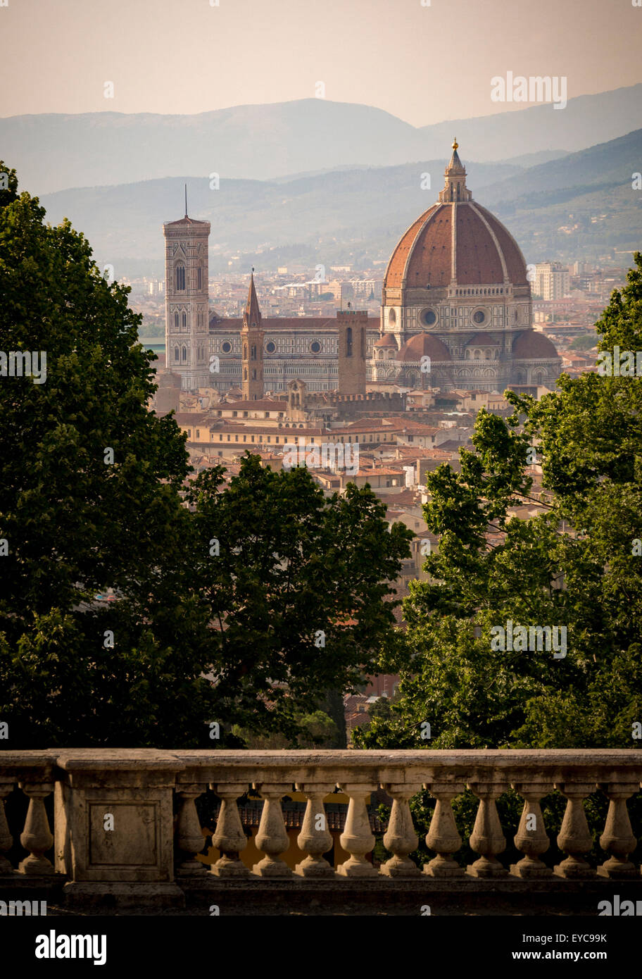 La façade facciata sud del Duomo di Firenze scorse attraverso gli alberi di San Miniato al Monte. Firenze, Italia. Foto Stock