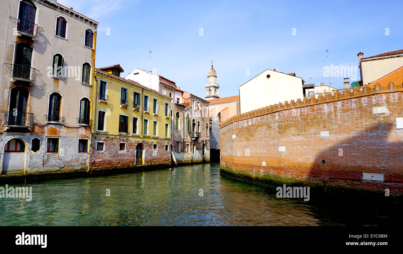 Canal e gli edifici antichi a Venezia, Italia Foto Stock