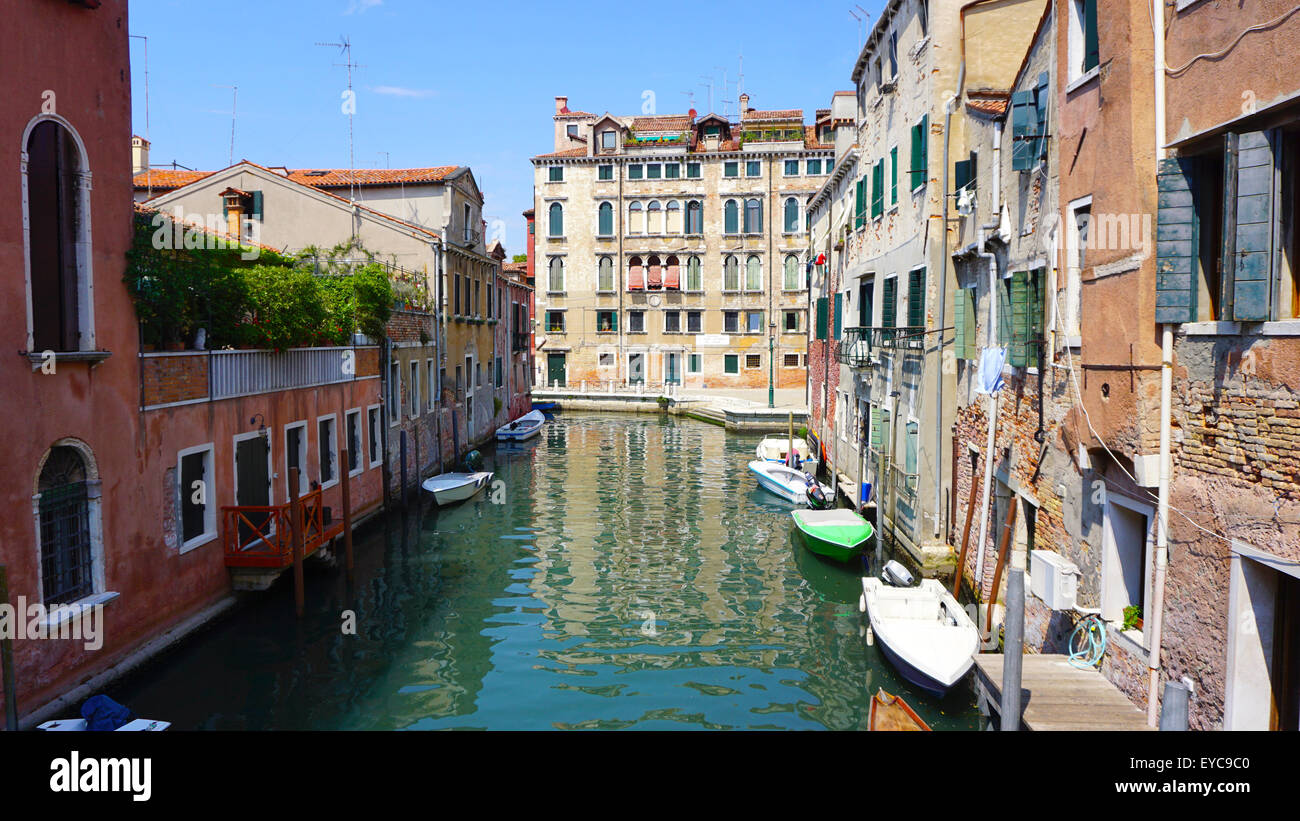 Canal e barche con edifici antichi a Venezia, Italia Foto Stock