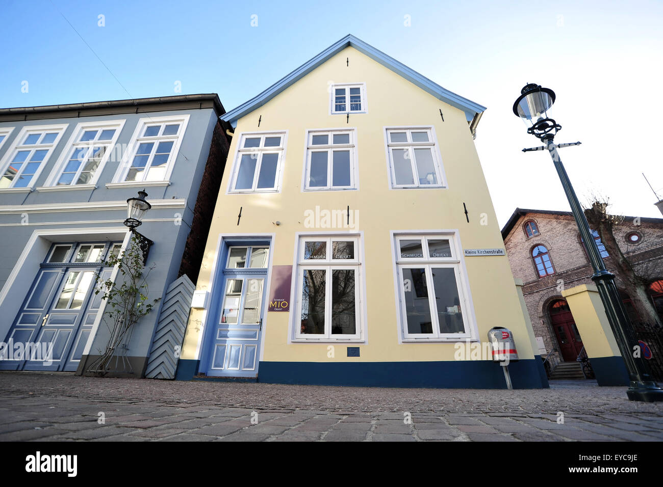 Oldenburg, Germania, edifici rinnovati nella piccola chiesa street Foto Stock