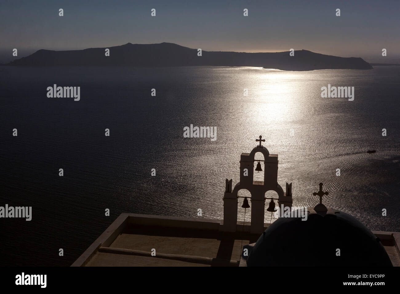 Campanile Bells Santorini tramonto Grecia, Firostefani chiesa, Santorini cupola chiesa isole Grecia Foto Stock