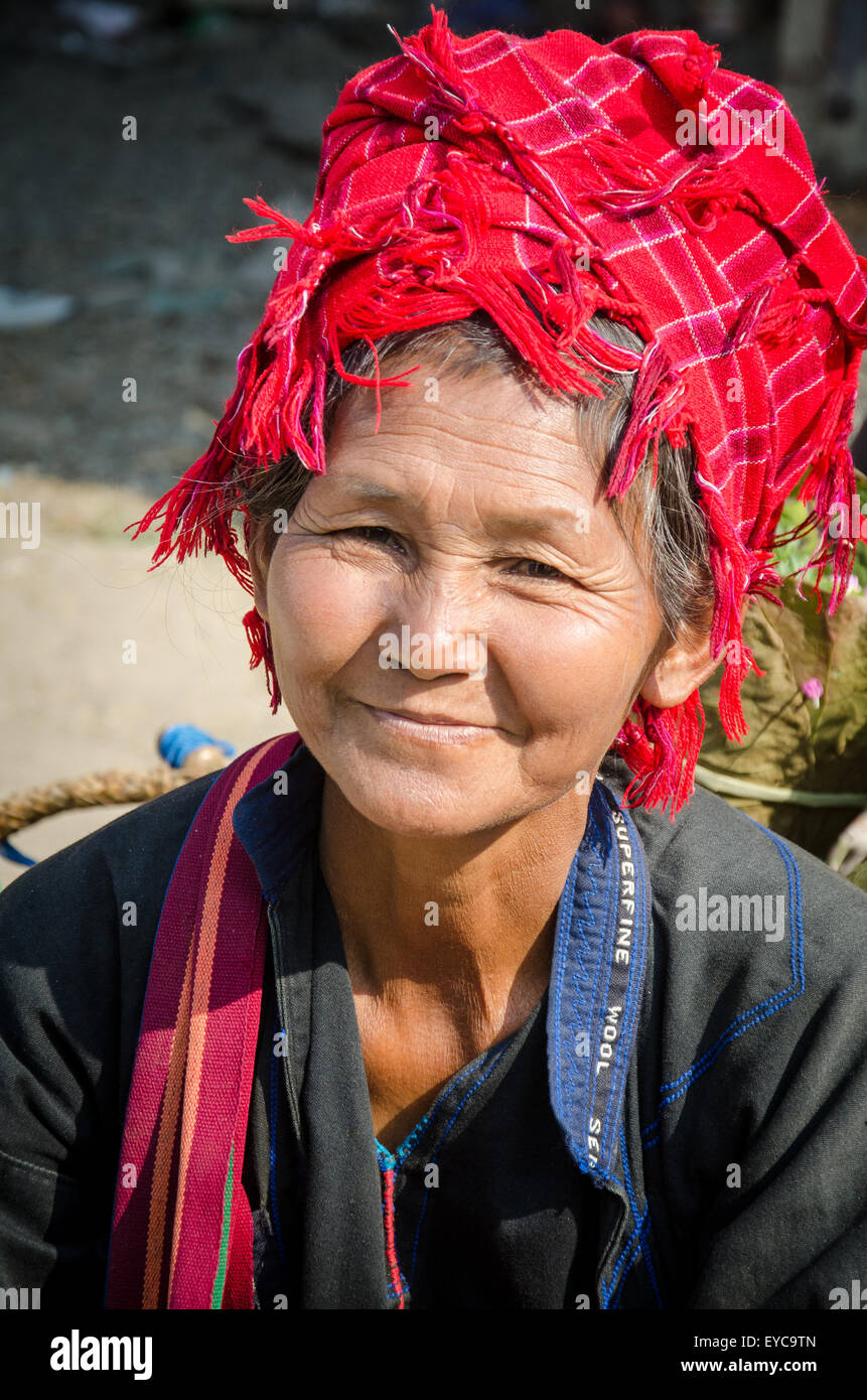 Sorridente Shan Lady al mercato, Lago Inle, Myanmar Foto Stock