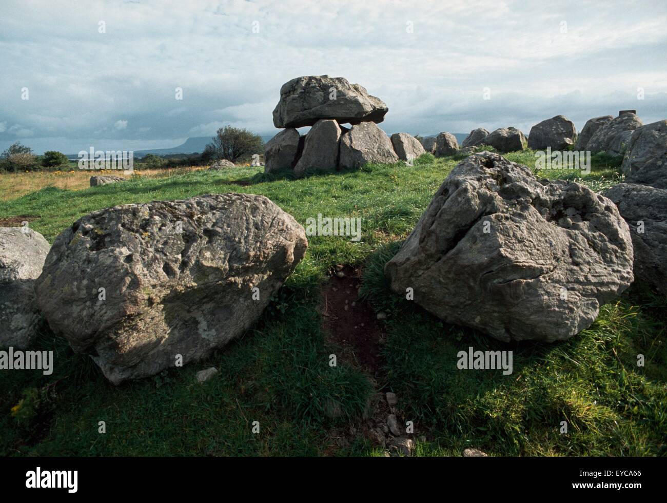 Carrowmore, Co Sligo Irlanda; Dolmen entro un cerchio di pietra a un rituale preistorico paesaggio Foto Stock
