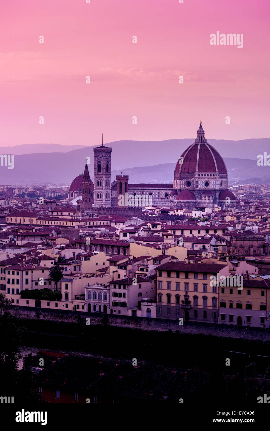 Cattedrale di Firenze vista dalla riva sud del fiume Arno al tramonto, con un cielo rosa. Firenze, Italia. Foto Stock