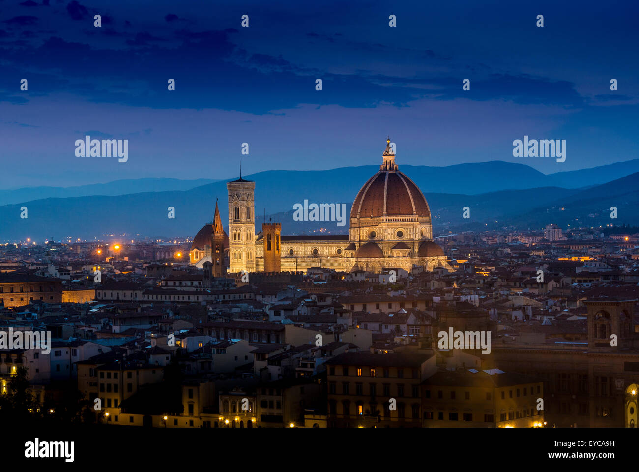 façade Sud della Cattedrale di Firenze di notte. Firenze, Italia. Foto Stock