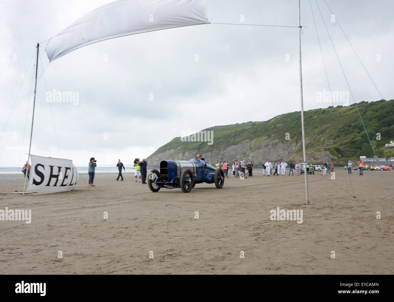 Sunbeam 350 hp esecuzione commemorativa a Pendine sands, luglio 2015. Guidato da Don Wales, nipote di Sir Malcolm Campbell. Foto Stock