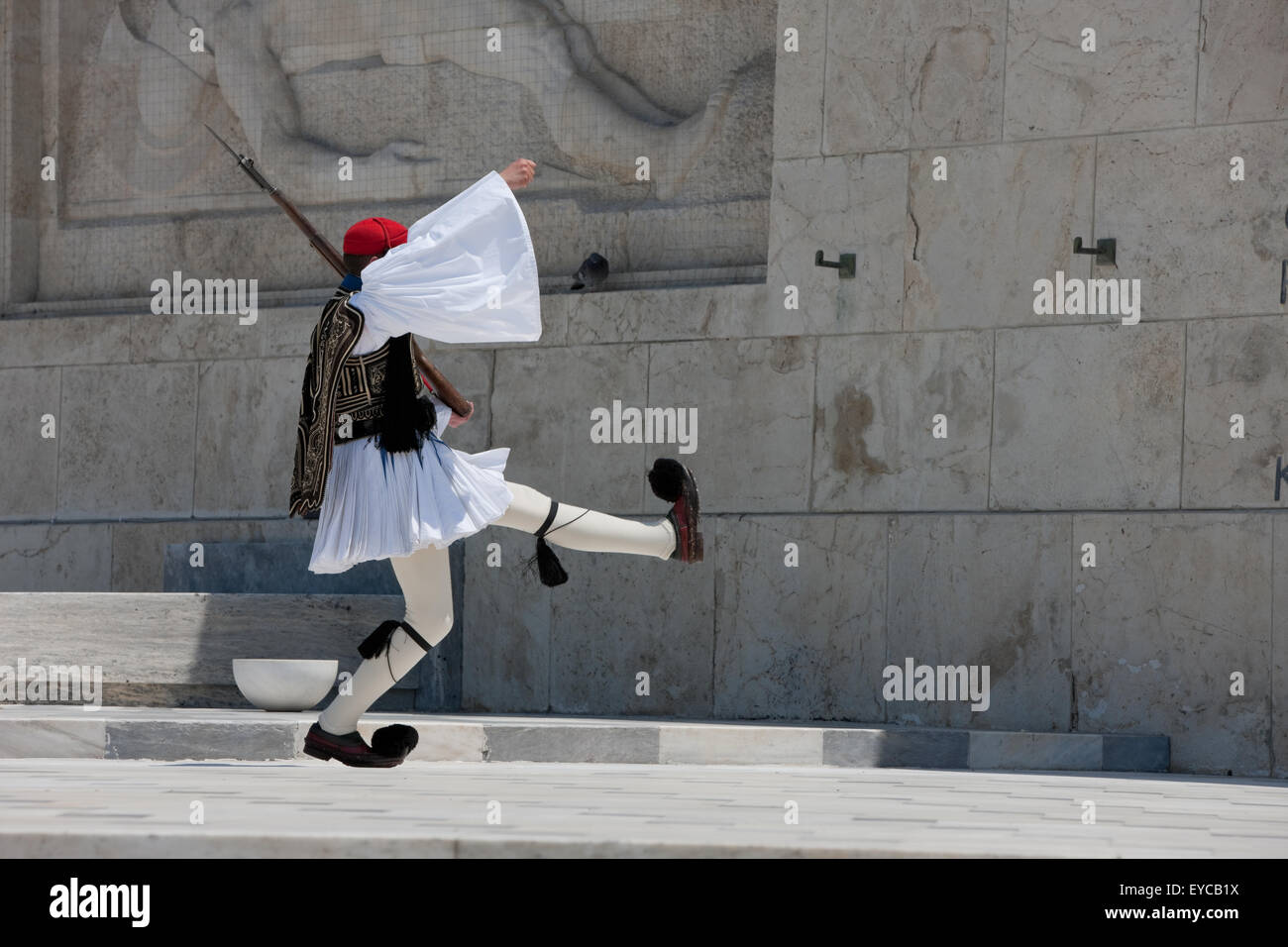 Guardsman greco custodisce il Soldato Ignoto sacrario dei Caduti in piazza Syntagma, Atene Grecia. Foto Stock