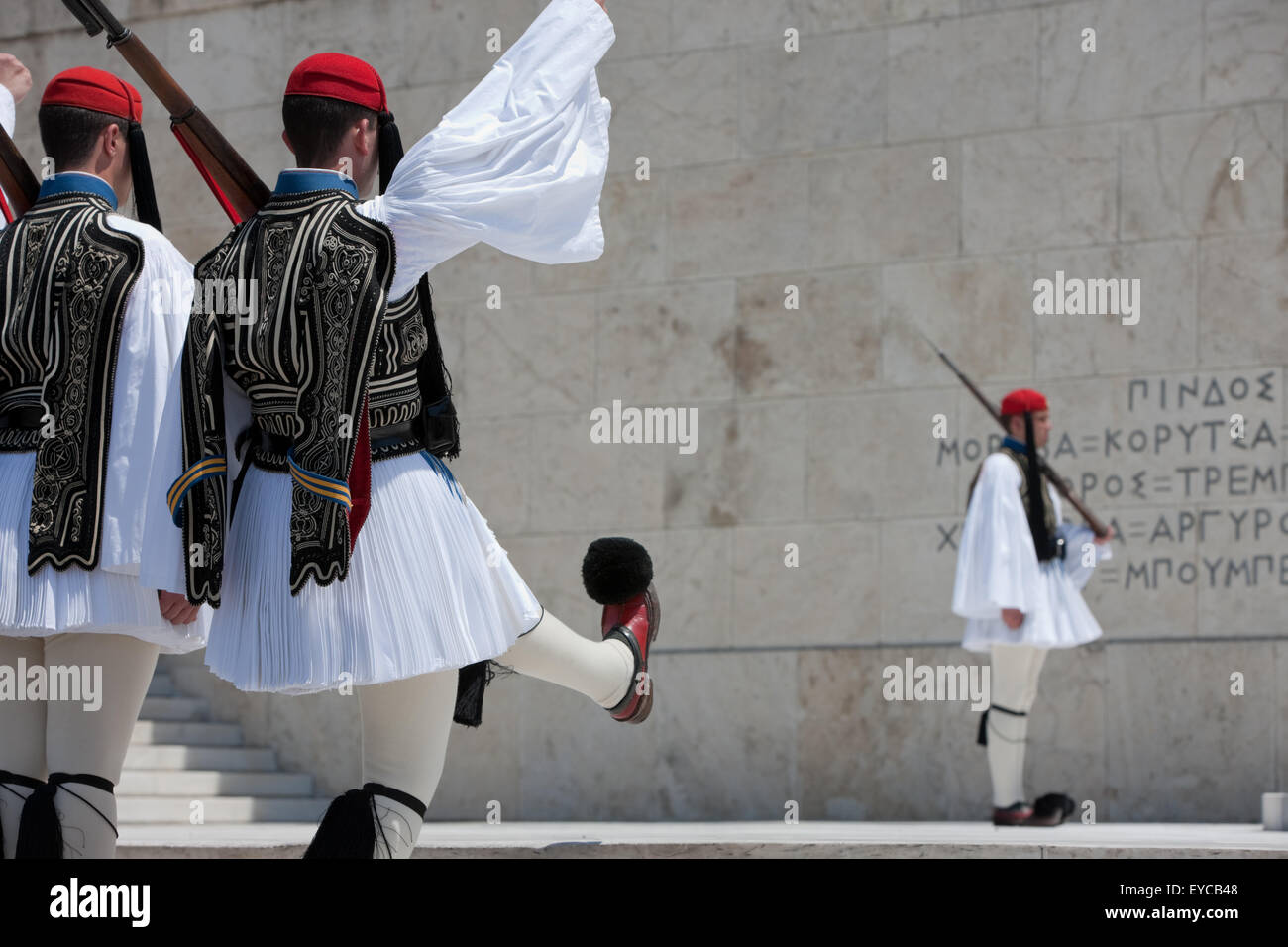 Tsoliades greco preparazione al passo in avanti verso il soldato sconosciuto monumento di Syntagma, per modificare le protezioni. Atene Grecia. Foto Stock