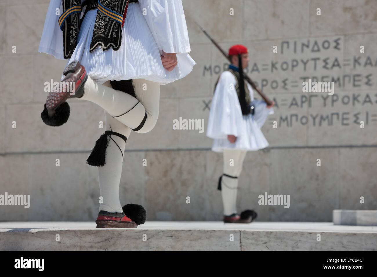 Cambio di guardia. Una guardia greco (o) Tsolias marciando verso il soldato sconosciuto monumento di Syntagma, Atene, Grecia. Foto Stock