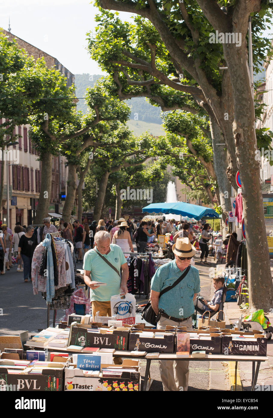 Gli uomini guardando edicola mercato rionale Millau, Aveyron, Midi-Pirenei, Francia, Europa Foto Stock